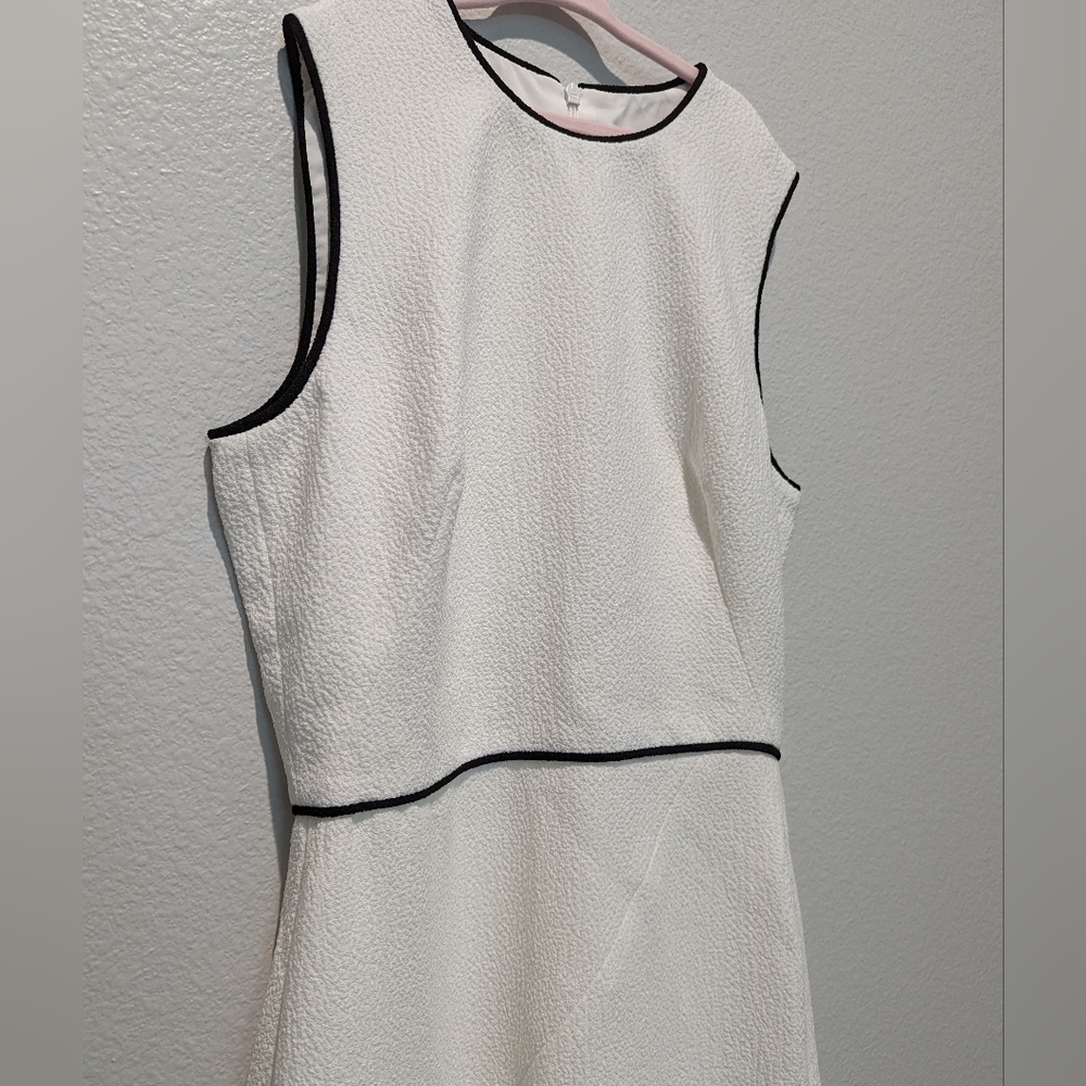 Black Halo Puma Pebbled Sheath Dress - Picture 4 of 4